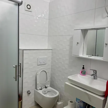 Tek Kompleksi Fishta Velipojë